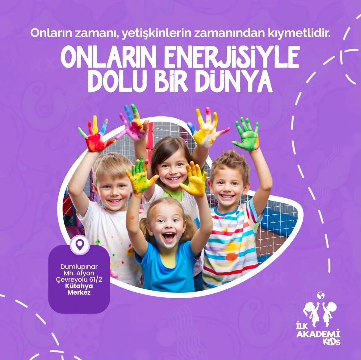 Boyalı elleriyle gülümseyen çocuklar